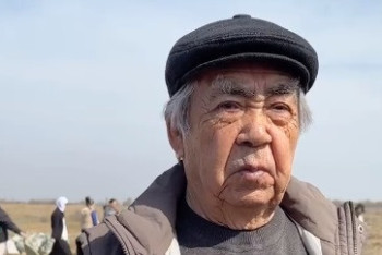 Фотография к новости: Илья Жақанов бөгет салып жатқан жастарға бата берді