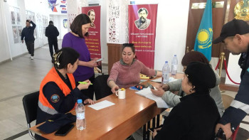 Фотография к новости: Құтқарушы-психологтар эвакуацияланған адамдарға көмектесіп жатыр