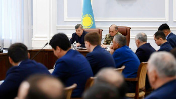 Фотография к новости: БҚО кәсіпкерлері су тасқынымен күрес кезінде көмек көрсетуде