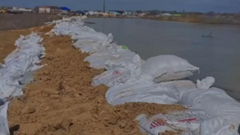 Фотография к новости: Алматылық құтқарушылар Атырауда Құрсай өзенінің жағасын бөгеді