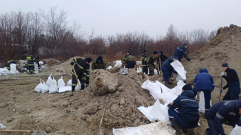 Фотография к новости: Құтқарушылар СҚО-дағы Заречный кентіндегі бөгетті нығайтып жатыр