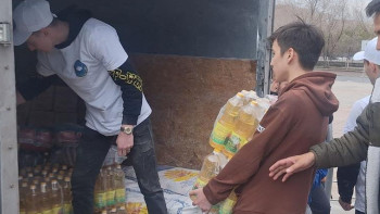 Фотография к новости: Су тасқыны. Шет ауданы тұрғындарына үш тоннаға жуық ұн таратылды