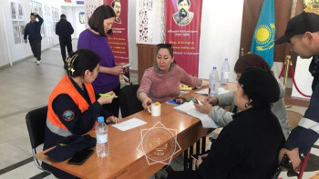 Фотография к новости: Құтқарушы-психологтар эвакуацияланған адамдарға көмектесіп жатыр