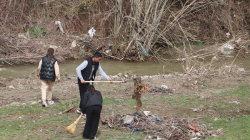 Фотография к новости: "Таза Қазақстан". Жаңатастықтар Комсомол көлінің аумағын тазартты