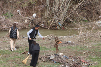 Фотография к новости: "Таза Қазақстан". Жаңатастықтар Комсомол көлінің аумағын тазартты