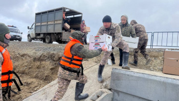Фотография к новости: Әскерилер су тасқынмен күресуді жалғастырып жатыр