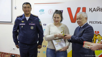 Фотография к новости: "Жалақылары төмен": Жолдасының марапатын алуға өрт сөндірушінің жұбайы келді