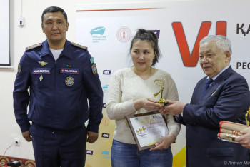 Фотография к новости: "Жалақылары төмен": Жолдасының марапатын алуға өрт сөндірушінің жұбайы келді