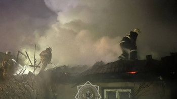 Фотография к новости: Өрт сөндірушілер Алматыда 2 газ баллонды өрттен алып шықты