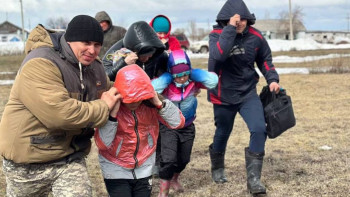 Фотография к новости: Құтқарушылар Ақмола облысындағы ауыл тұрғындарын эвакуациялады