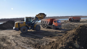 Фотография к новости: Атырауда Аспа және Бесікті ауылында дамбы салынып жатыр