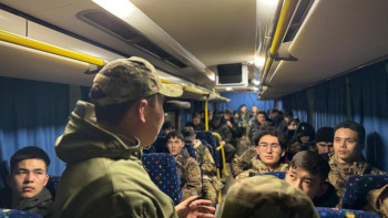 Фотография к новости: Елордалық еріктілер Ақмоладағы су тасқынына қарсы күресте көмектесуде