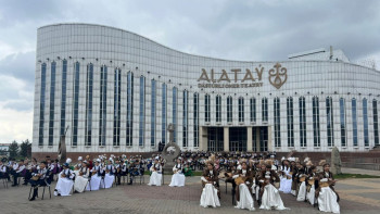 Фотография к новости: 100 домбырашы көмек көрсеткен азаматтарды қолдап ерекше флешмоб өткізді