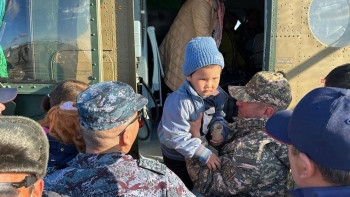 Фотография к новости: Қорғаныс министрлігінің тікұшақ экипажы апат аймағында жұмыс істеуде