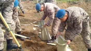 Фотография к новости: Оралдағы Көшім өзенін нығайтуға 45 тоннадан астам құм салынған қапшық жеткізілді