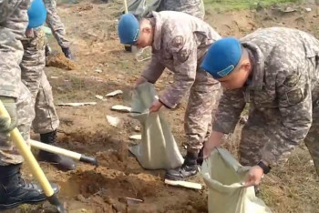 Фотография к новости: Оралдағы Көшім өзенін нығайтуға 45 тоннадан астам құм салынған қапшық жеткізілді