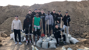 Фотография к новости: Желіде танымал болған канадалық баскетболшы су тасқынымен қалай күресіп жатқанын айтты