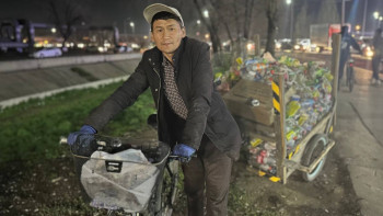 Фотография к новости: Күніне 100 келі бөтелке жинаймын – алматылық экобелсенді