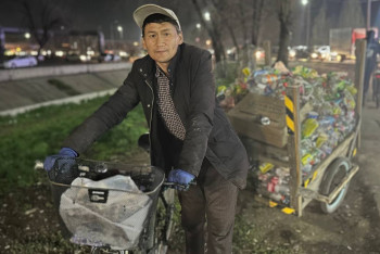 Фотография к новости: Күніне 100 келі бөтелке жинаймын – алматылық экобелсенді