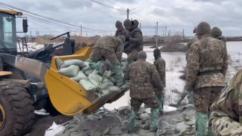Фотография к новости: Президенттің күзет қызметкерлері тасқын салдарын жоюға көмекке барды