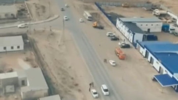 Фотография к новости: Атырауда әскери бөлім экипаждары еріктілер командасымен бірге көмек көрсетуде