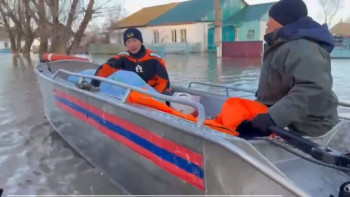 Фотография к новости: Қайықпен жедел жәрдемге жеткізілген әйел құтқарушыларға алғыс білдірді