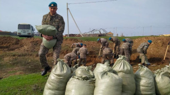 Фотография к новости: Десантшылар Орал маңындағы аудандарда тасқын суға тосқауыл қойды