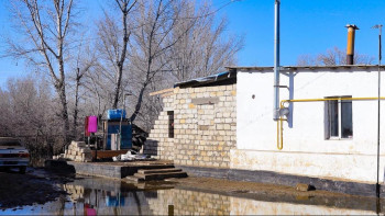 Фотография к новости: Ақтөбе облысында су тасқынынан келтірілген залалға өтемақы беріліп жатыр