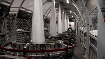 Фотография к новости: Су тасқынымен күресу үшін атыраулық зауыт тәулігіне 20 мың қап шығарып жатыр