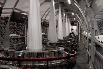 Фотография к новости: Су тасқынымен күресу үшін атыраулық зауыт тәулігіне 20 мың қап шығарып жатыр