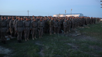 Фотография к новости: Әскери қызметшілер су тасқынынан қорғану үшін 450 мың қап құм дайындады