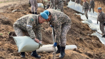 Фотография к новости: БҚО-да 300-ден астам десантшы су тасқынымен күресуде