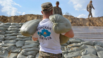 Фотография к новости: 5 мың қызметші, 200 техника, 11 тікұшақ, 5 ұшақ. Әскерилер қалай жәрдемдесуде