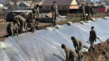 Фотография к новости: Су тасқыны. Зардап шеккен өңірлерге 1 400 тонна гуманитарлық көмек жеткізілді