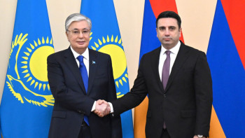 Фотография к новости: Қасым-Жомарт Тоқаев Армения Парламентінің төрағасымен кездесті
