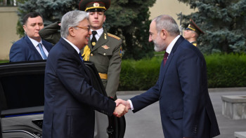 Фотография к новости: Қасым-Жомарт Тоқаев Арменияға ресми сапармен барды