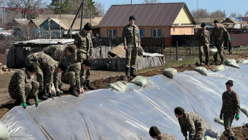 Фотография к новости: "Су деңгейі 20 сантиметрге түсті": Құлсарыда автобус жүре бастады