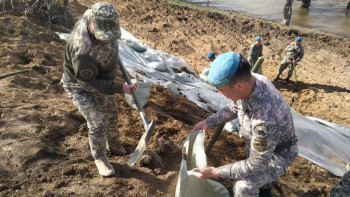 Фотография к новости: БҚО-да 300-ден астам десанттық - шабуылдау әскерлері су тасқынымен күресуде