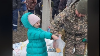 Фотография к новости: Құтқарушыларға тәтті  ұсынып жүрген қыз жұртты сүйсінтті