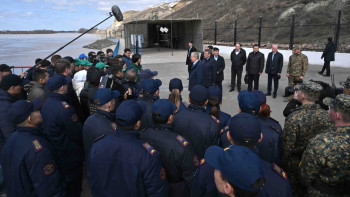 Фотография к новости: Президент өңірдегі құтқарушылармен, еріктілермен және кәсіпкерлермен кездесті