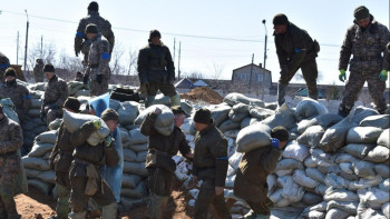 Фотография к новости: Су тасқыны. Әскери қызметшілер көмекке келіп жатыр