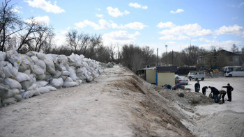 Фотография к новости: БҚО-да Жайық өзенінің бойында 100 км қорғаныс бөгеттері салынды