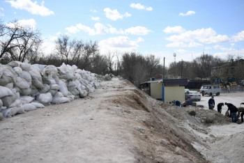 Фотография к новости: БҚО-да Жайық өзенінің бойында 100 км қорғаныс бөгеттері салынды