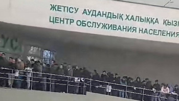Фотография к новости: "Қорқатын ештеңе жоқ":  Көші-қон қызметіндегі ұзын-сонар кезектің себебі түсіндірілді