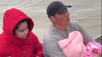 Фотография к новости: Құтқарушының сәбиін перзентханадан шығарып алу сәті жұртты сүйсінтті