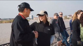 Фотография к новости: Шетелдіктер жергілікті тұрғындармен бірге Жайық жағалауын нығайтып жатыр