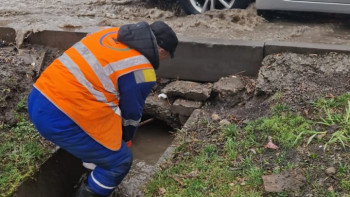 Фотография к новости: Алматыда коммуналдық қызметкерлер нөсермен қалай күресіп жатыр