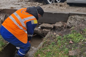 Фотография к новости: Алматыда коммуналдық қызметкерлер нөсермен қалай күресіп жатыр