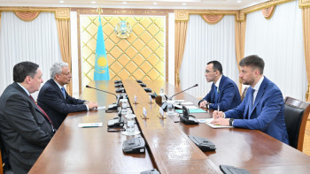 Фотография к новости: Әшімбаев Оксфорд ислам зерттеулері орталығының директорымен кездесті