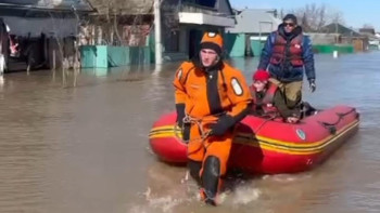 Фотография к новости: Петропавлда қайықпен әйел және оның үй жануарлары құтқарылды